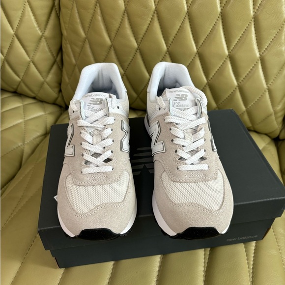 New Balance Shoes - New Balance NWT in box Size 7.5 - Grey White Classic US Women’s